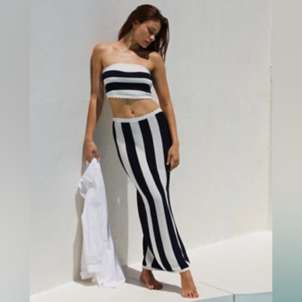 Anthropologie | STRIPED SCALLOPED BANDEAU TOP | Black & White‎ | XL | NWT